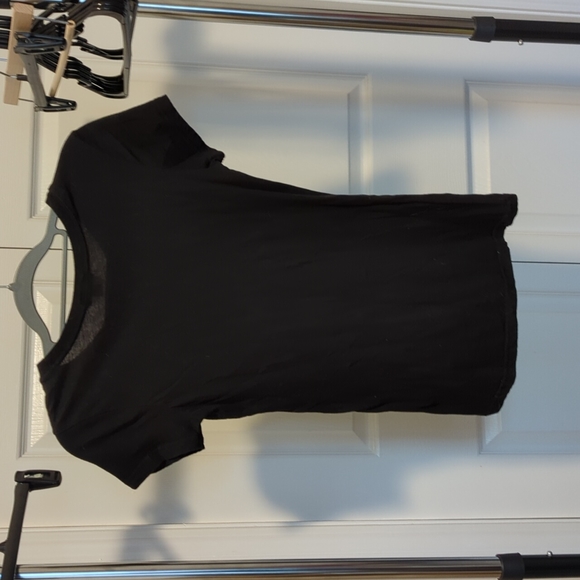 Black top with silver chain design - Picture 3 of 3